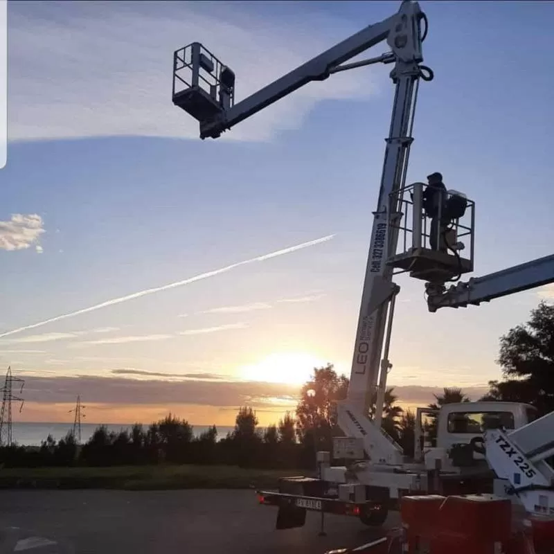Piattaforma aerea Leo Rental in operazione sull'asse jonico CT-ME