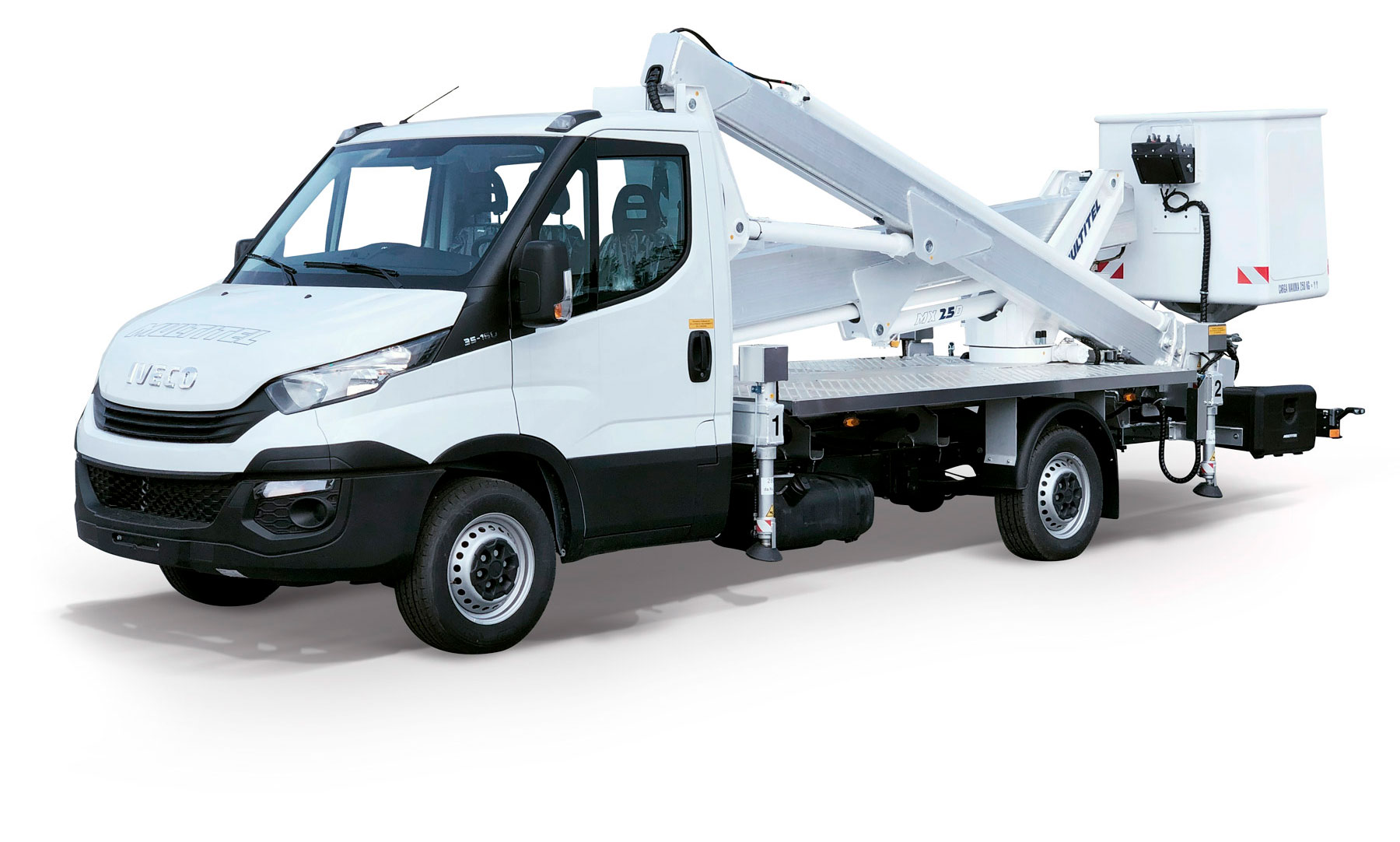 Piattaforma aerea autocarrata Multitel MX 250 da 25 metri a noleggio da Leo Rental & Services Mascali